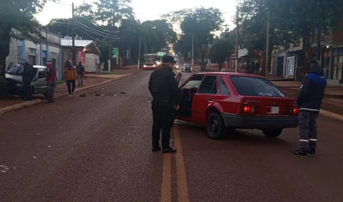 Se durmió al volante y chocó contra un auto estacionado