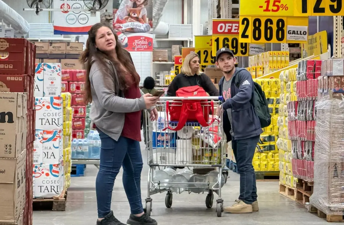 El consumo cayó en super, shoppings y mayoristas durante abril