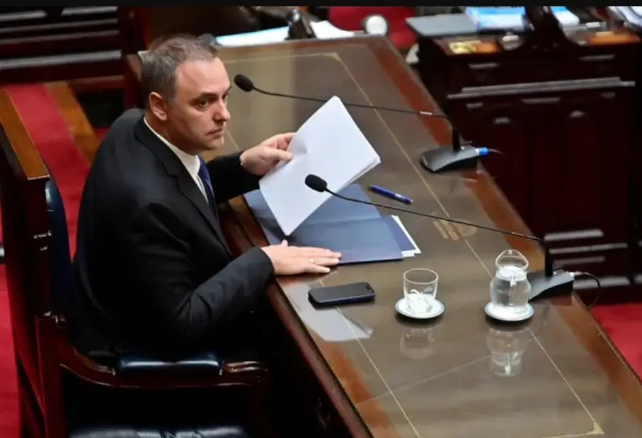Adorni descarta renunciar: "Por el contrario, estoy acá dando la cara"