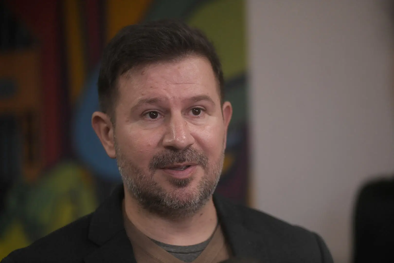 Aranda defendió la contratación directa para adquirir mobiliarios