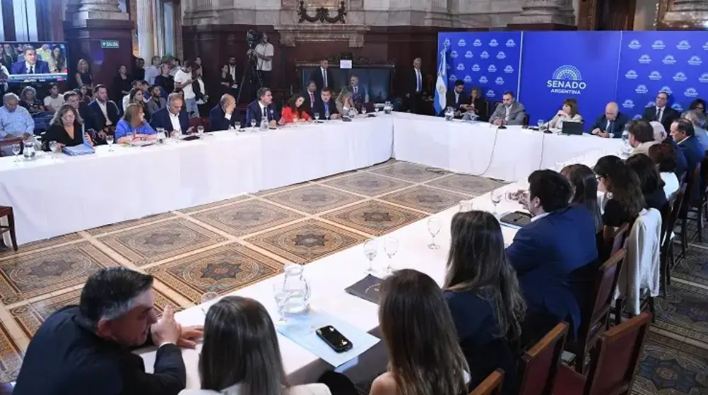 Horas después de la aprobación en Diputados, la reforma laboral obtuvo dictamen en el Senado