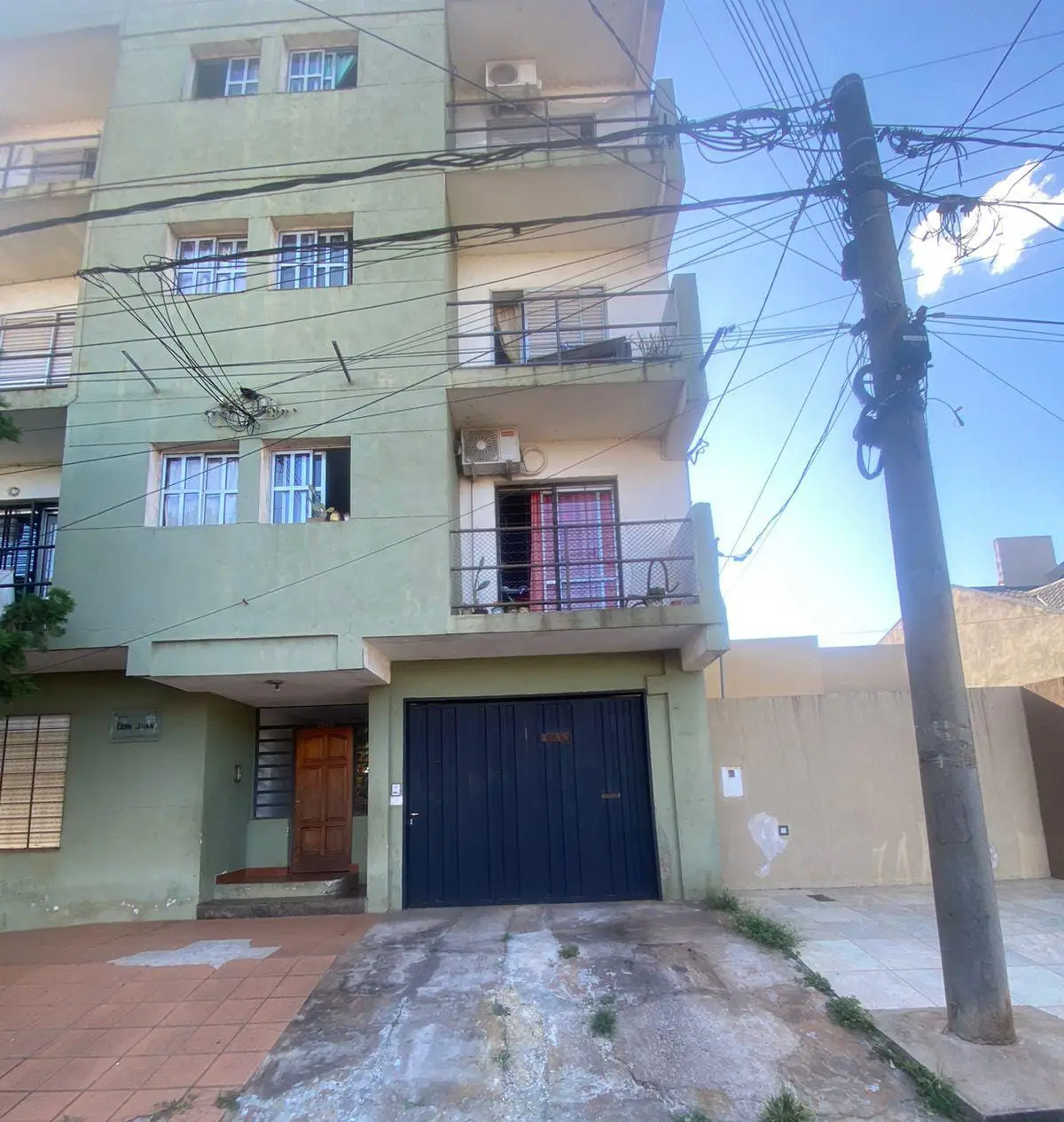 Mujer resultó lesionada tras caer desde un segundo piso