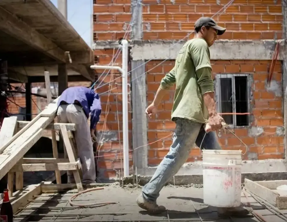 La informalidad laboral subió al 43% en el cuarto trimestre de 2025