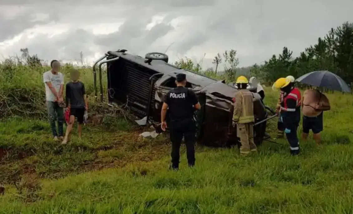 Despiste de camioneta en San Vicente dejó dos lesionados