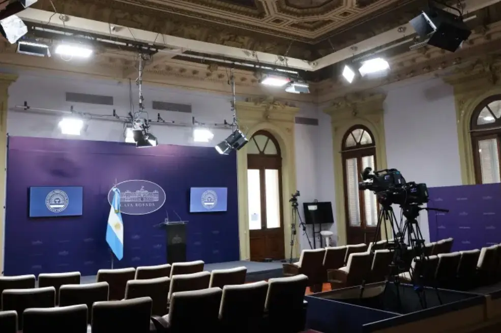 Adorni retoma su habitual conferencia en la sala de prensa