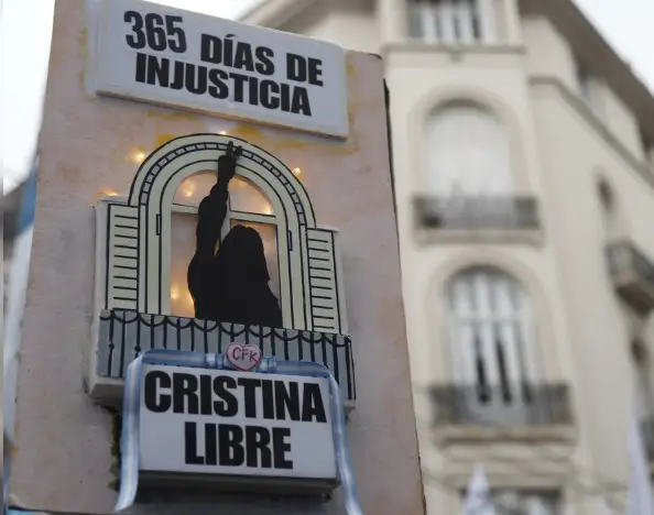 A un año de la condena a Cristina Kirchner, militantes se congregan en la puerta de su domicilio