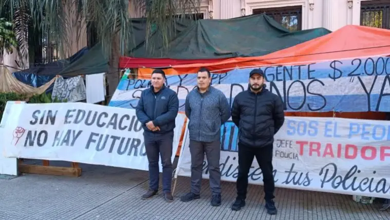 Continua la huelga de hambre los policías frente a la Casa de Gobierno