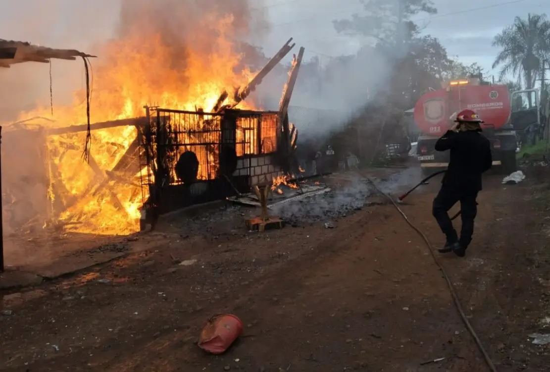 Incendio destruyó por completo dos viviendas en Posadas