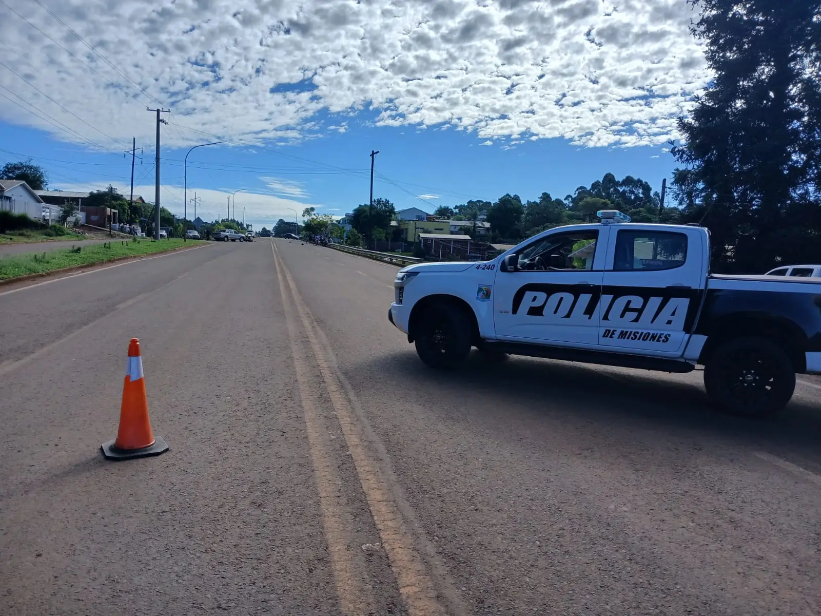Dos menores en grave estado tras choque entre una moto y una camioneta