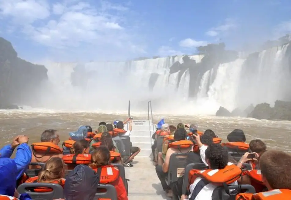 Bajante del río Iguazú: suspenden paseo en lancha en las Cataratas
