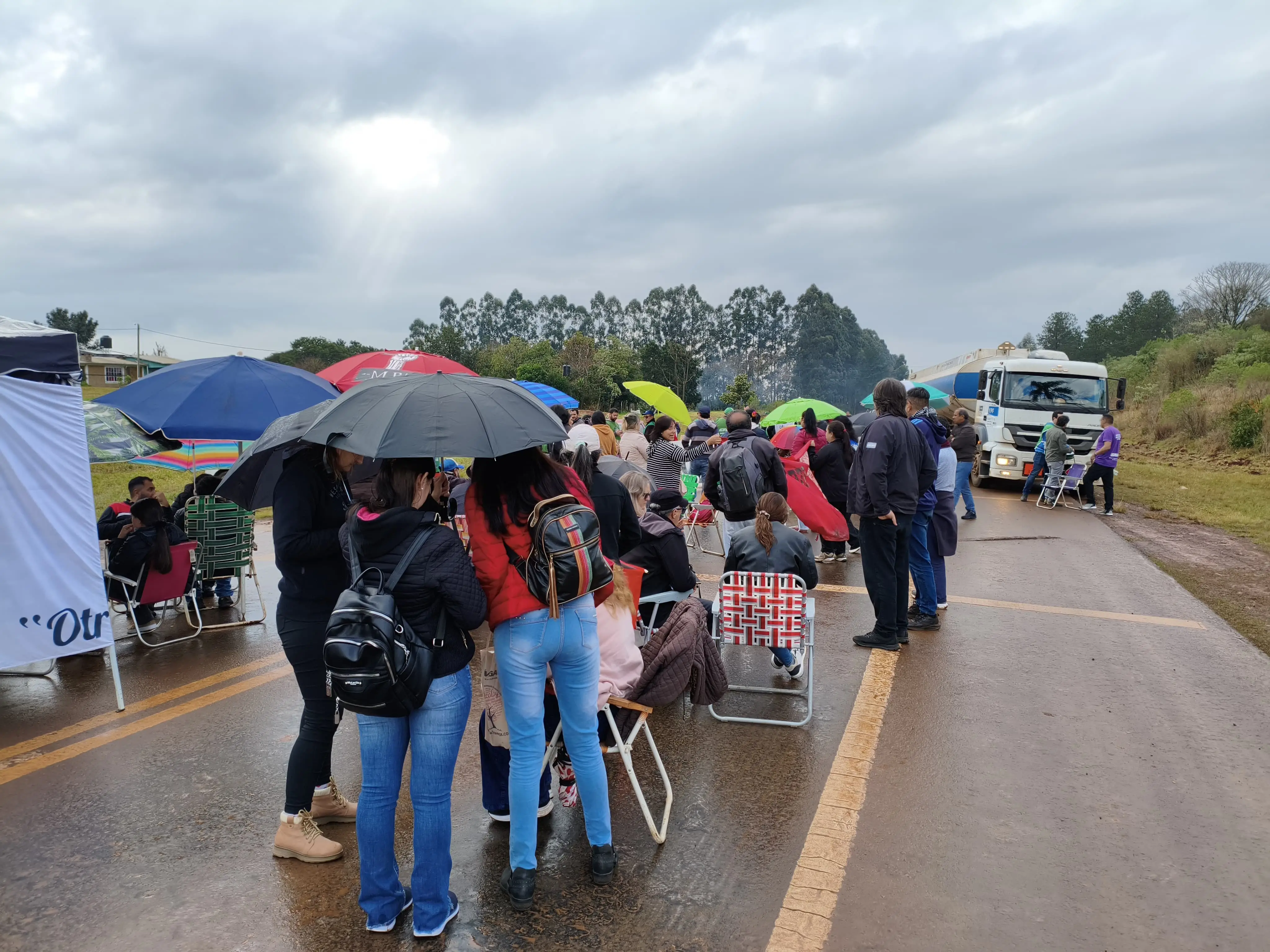 Docentes reclamaron salario digno cortando la Ruta 14 en San Vicente