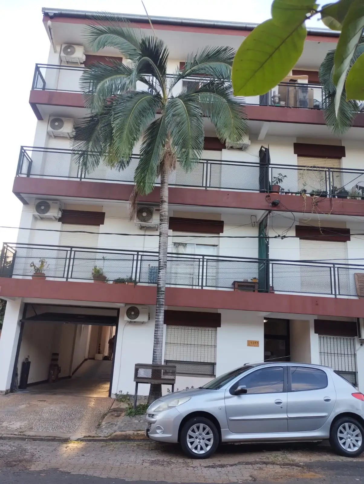 Falleció tras caer de un tercer piso y detuvieron a su primo