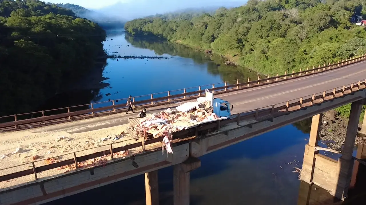 Tres heridos en grave choque de camiones sobre el Piray Guazú