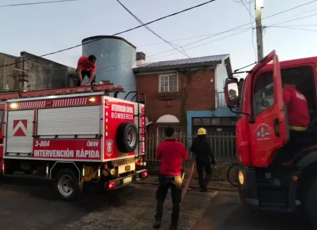 Rescataron a una mujer y a su hijo atrapados en un incendio