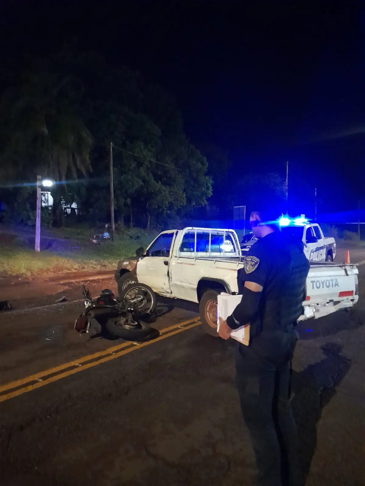 Choque entre camioneta y moto dejó un hombre lesionado