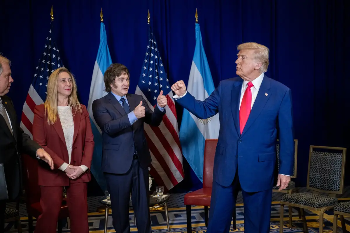 El 60% rechaza la estrategia de Milei de aferrarse a Trump
