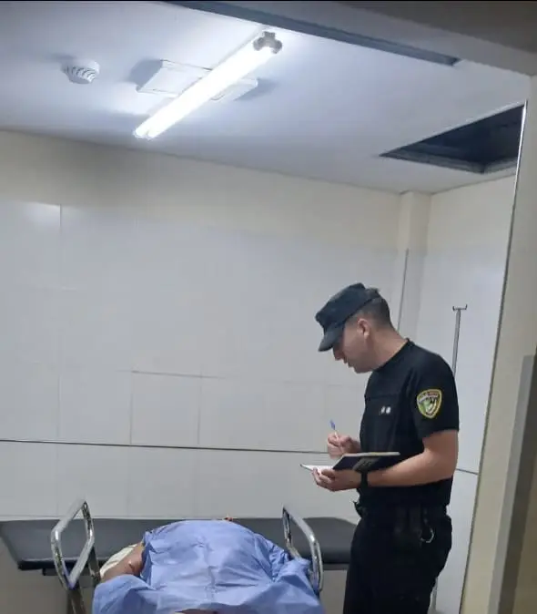 Manipulaba un arma, se le escapó un tiro y está grave
