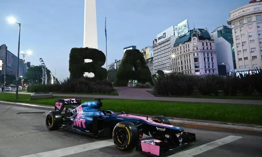 Presentaron en el Obelisco el Fórmula 1 que conducirá Colapinto
