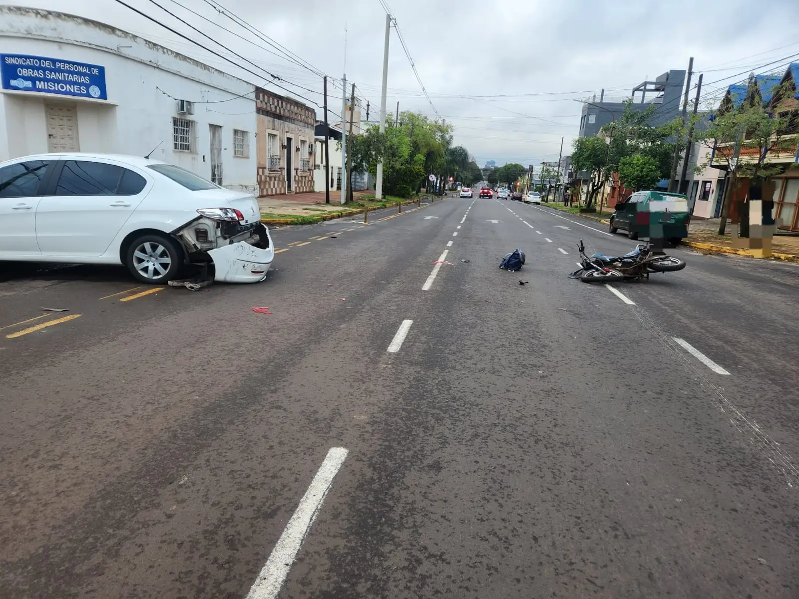 Posadas: Hospitalizan a un joven tras choque entre auto y moto