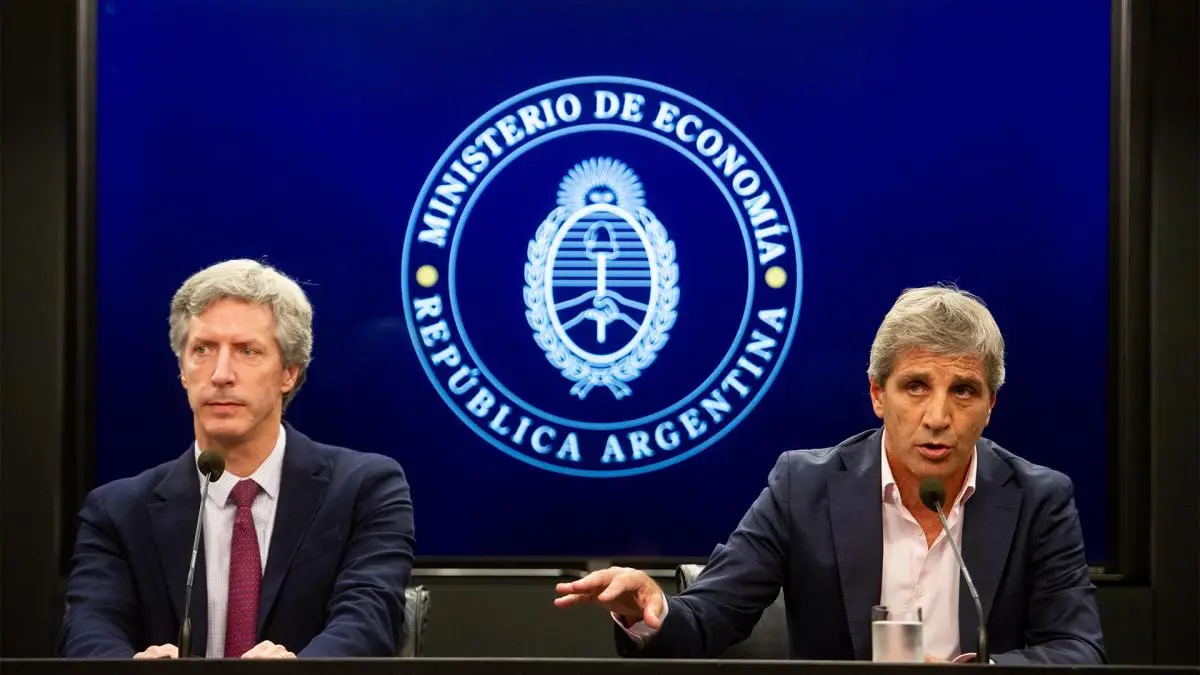 Caputo y Bausili intervienen fuerte para frenar el dólar