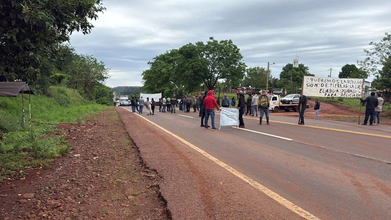 Colonia Delicia: cortaron la ruta, reclamando servicios básicos