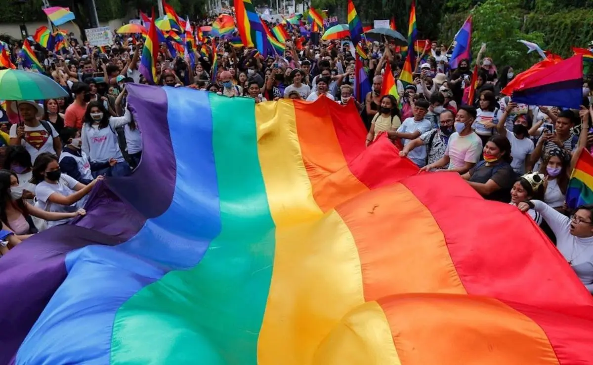 Masiva marcha de la comunidad LGBTI+ antifascista y antirracista