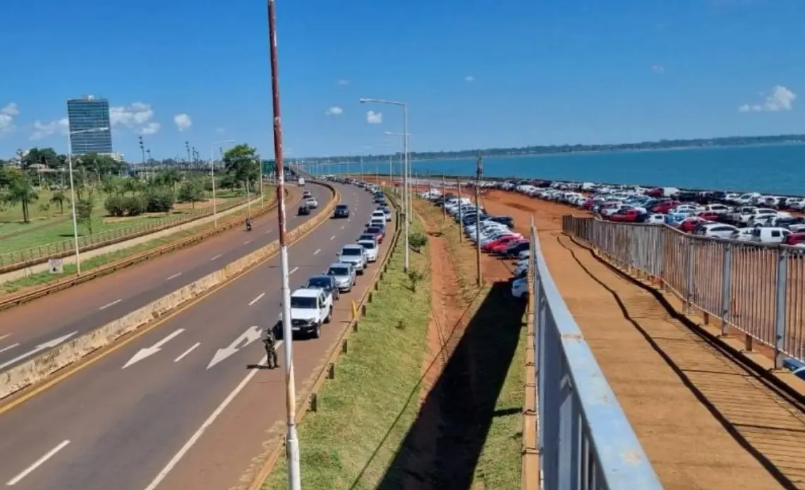 Larga fila para cruzar a Encarnación en el fin de semana largo