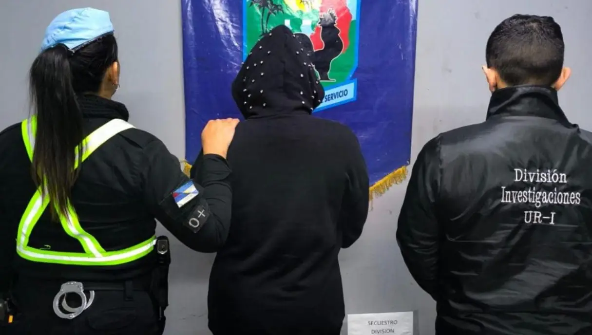 Pagó una cirugía estética con una joya falsa y terminó detenida