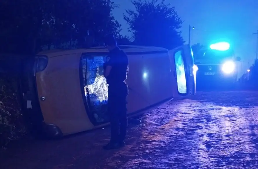 Vuelco en San Vicente, dejó un conductor lesionado