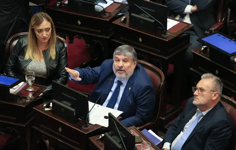 La oposición busca reformar la ley que permite a Milei gobernar por DNU