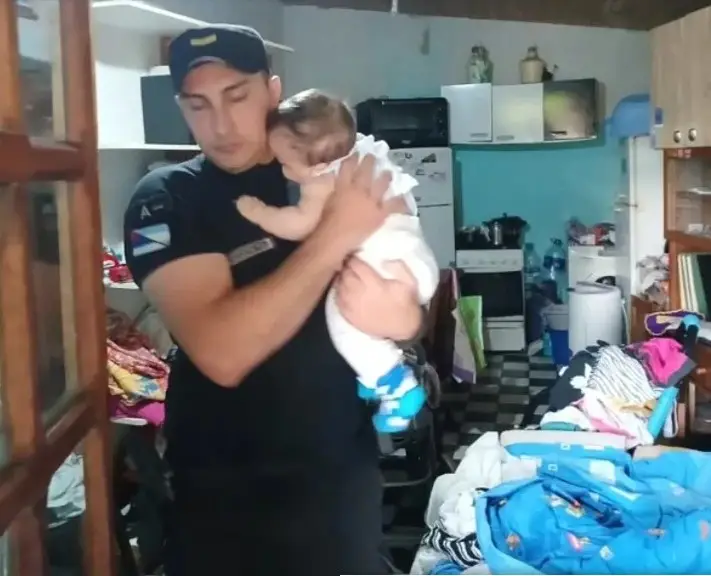 Rescataron a un bebé que había quedado solo en una casa