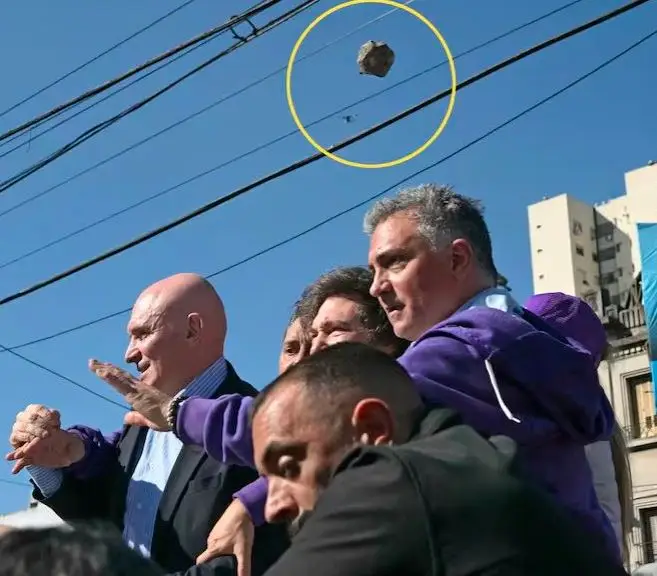 Dudas sobre qué fue lo que le arrojaron a Milei en Lomas
