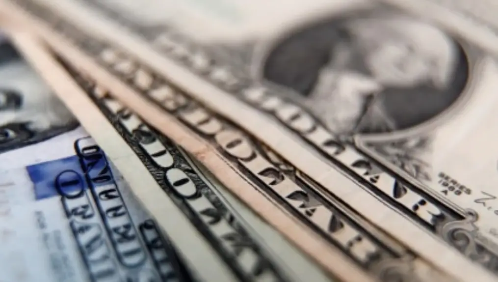 El dólar cerró en $1380 en la semana de intervención del Gobierno