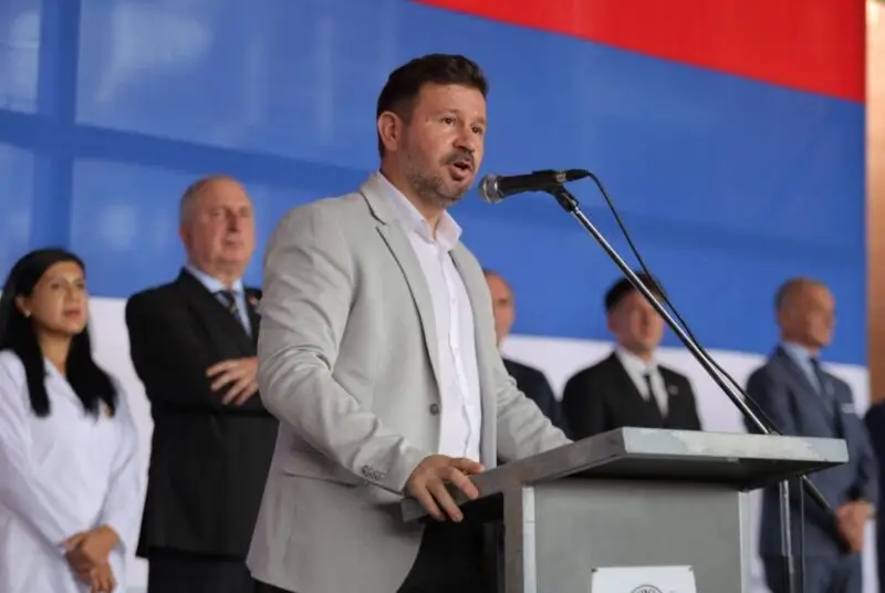 Proveedor del Ministerio de Educación, cobró $ 49 millones por pupitres