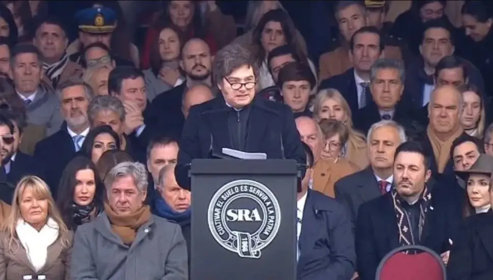 Milei anunció la baja de las retenciones a la carne, maíz y soja en La Rural