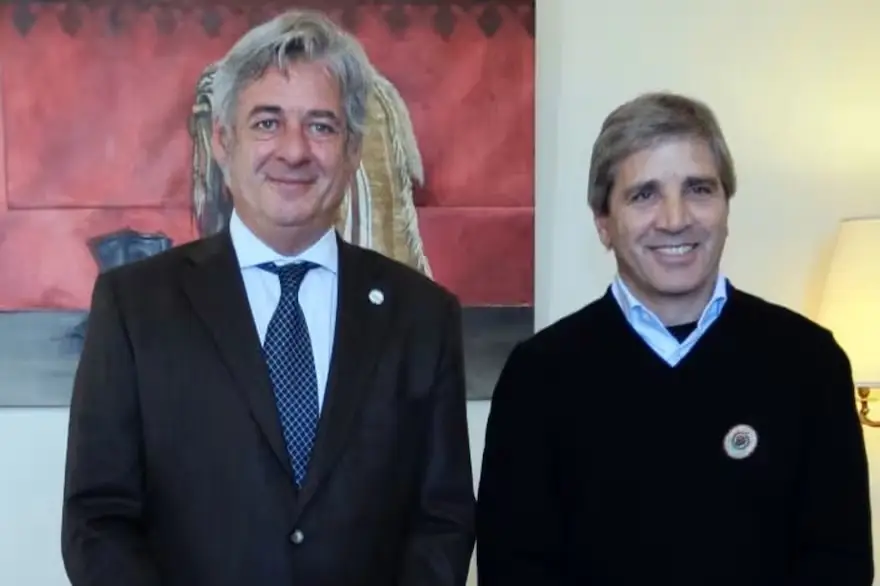 Desesperado por los dólares, Caputo vuelve a bajar las retenciones