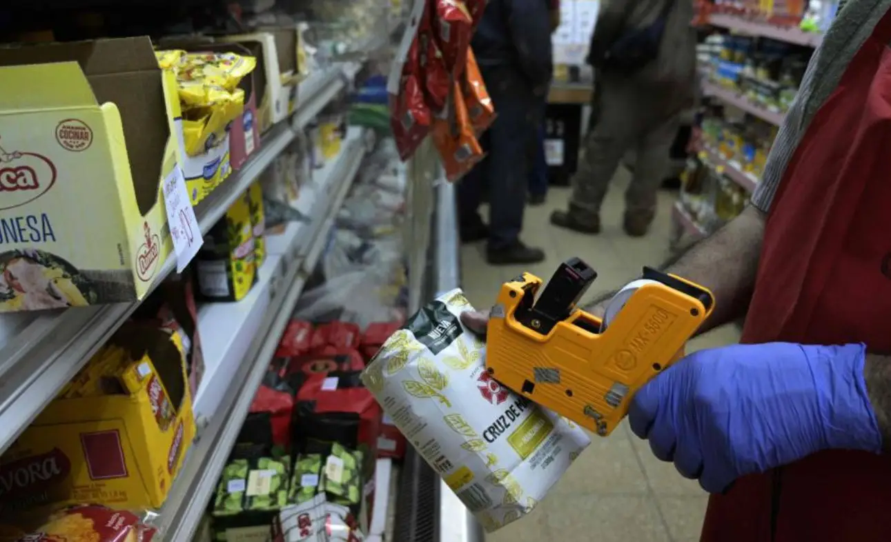 Empresas remarcan precios tras la semana fluctuante del dólar