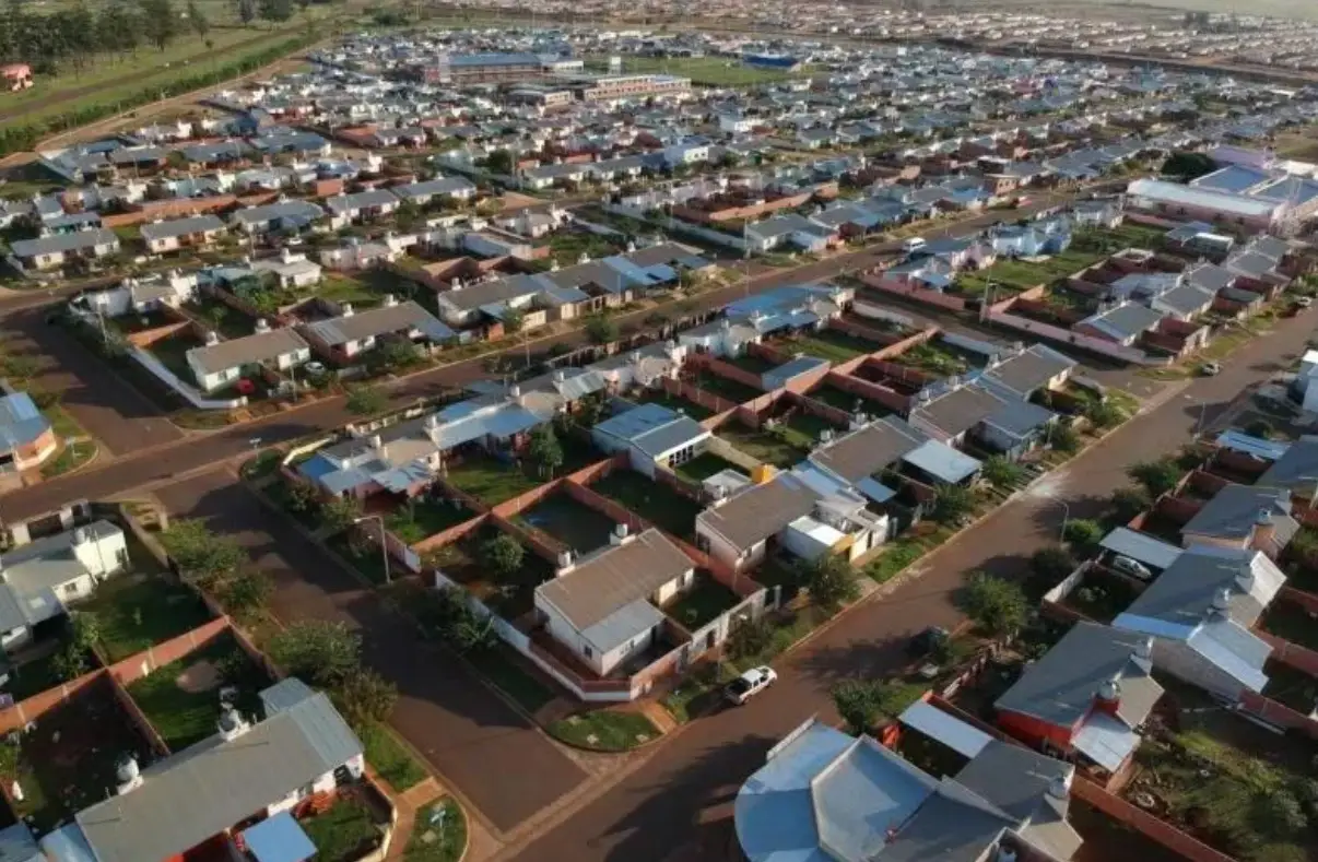 Misiones sostiene su política habitacional mientras Nación abandona