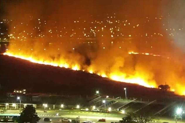 Bomberos extinguieron incendio en el Acceso Oeste